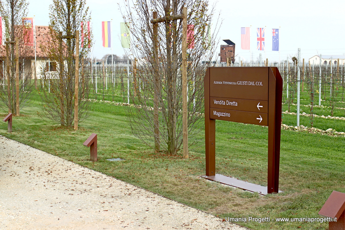 Segnaletica per esterni autoportante su gambe installata presso Azienda Vinicola Giusti Dal Col