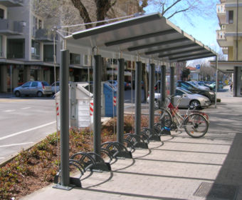 Pensilina copribiciclette Ycaro City Design Cestino portarifiuti modello Corolla di City Design, ideale anche per condomini, centri commerciale e direzionali