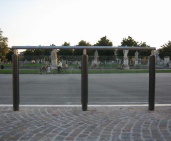 Transenna Ycaro City Design Particolare della panchina in legno e acciaio modello Noale di City Design, ideale anche per condomini, centri commerciale e direzionali